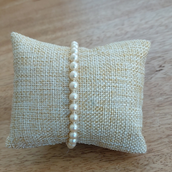 Jewelry - Elegant Cream Pearl Bracelet